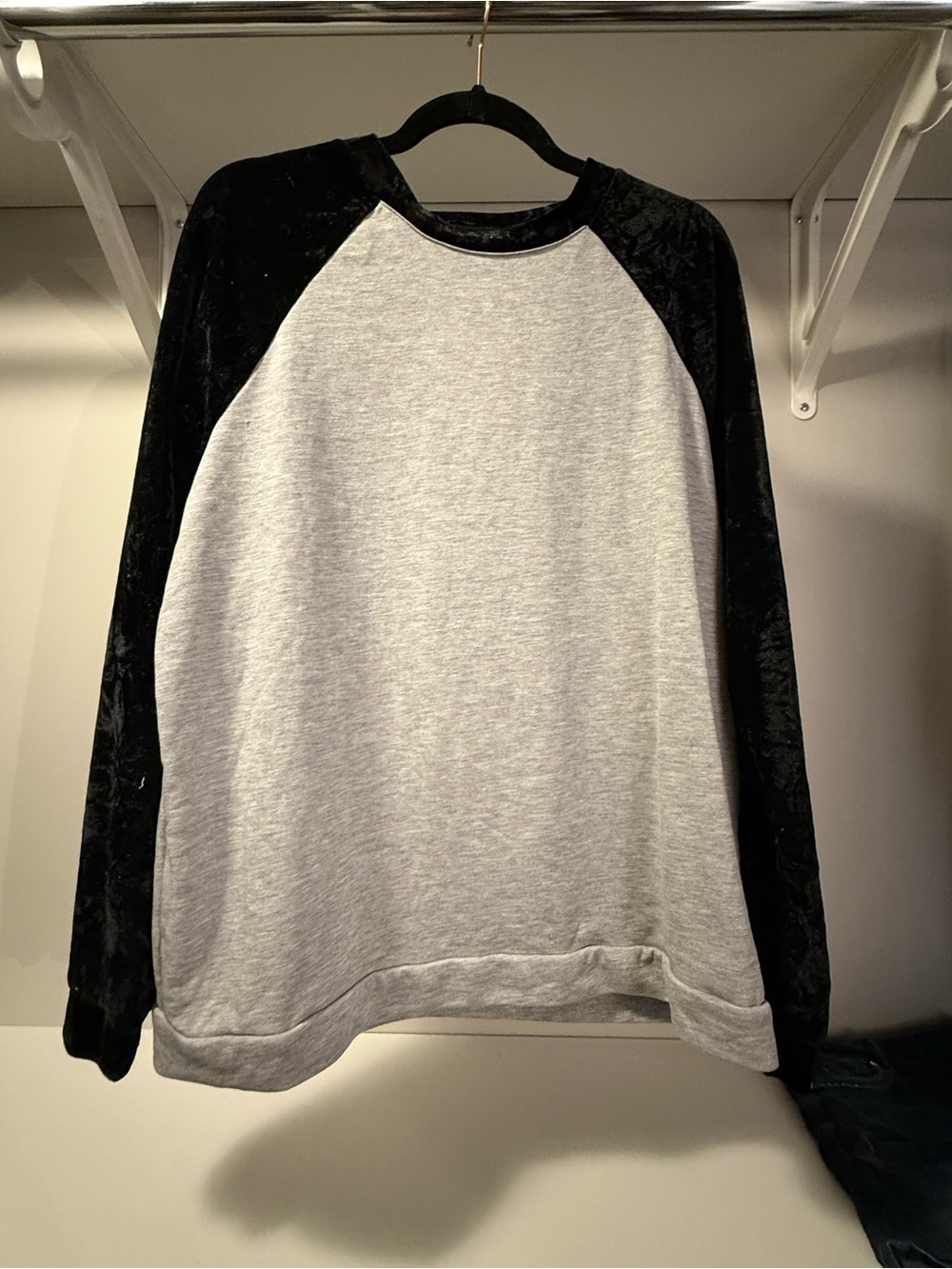 Paper Crane Black & Light Gray Raglan Velvet-Sleeve Long Sleeve Top